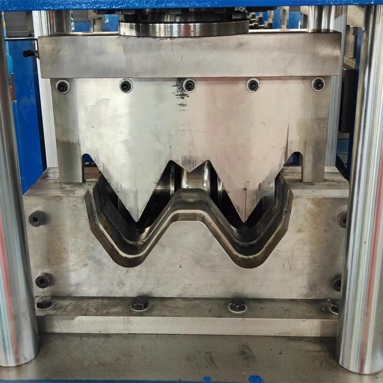소화 HRC58-62 크롬으로 접힌 고속도로 경호선 롤 형성 기계 11kw 5.5kw PLC 제어